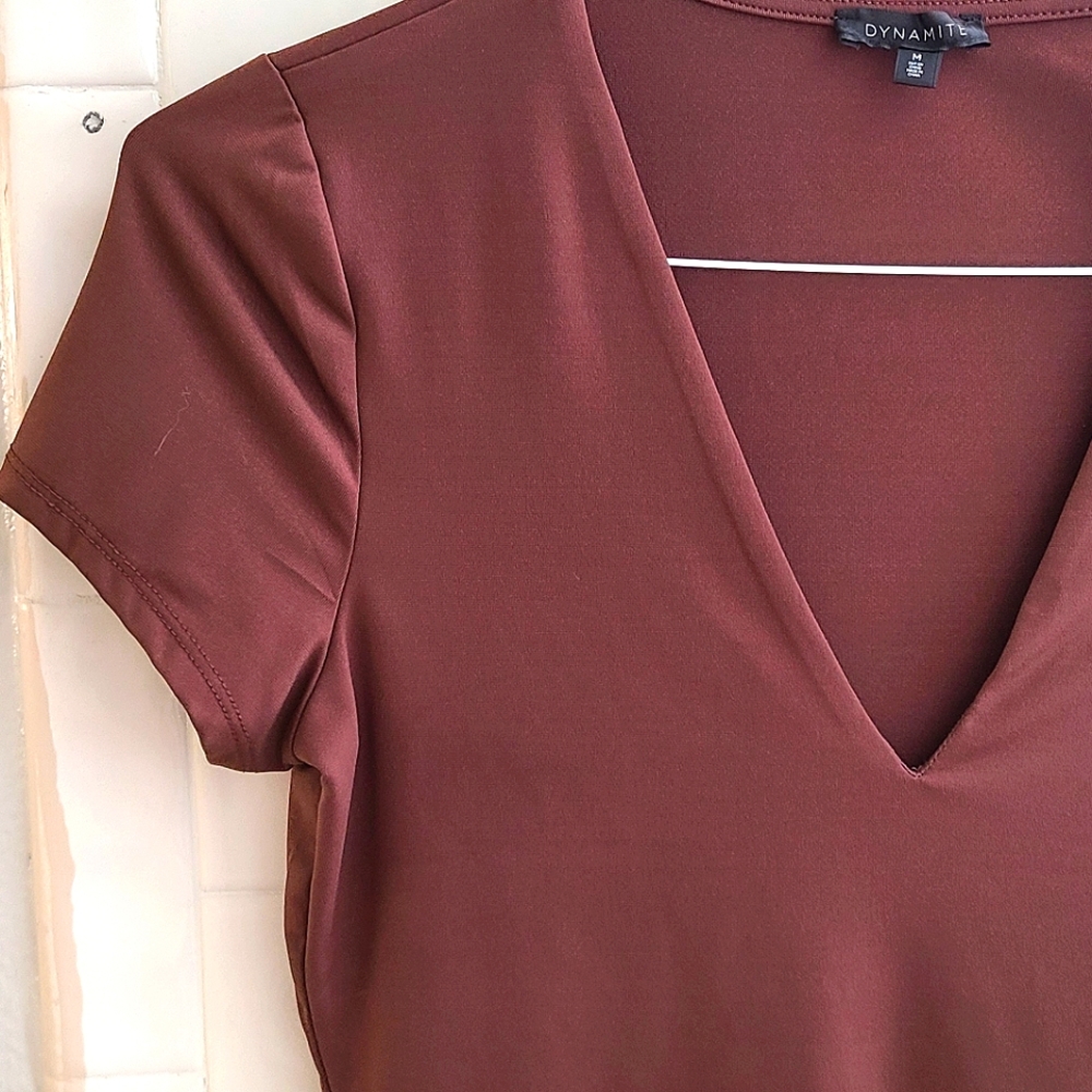 DYNAMITE Cassidy Sculpt Short Sleeve V-Neck Bodysuit, medium, French roast